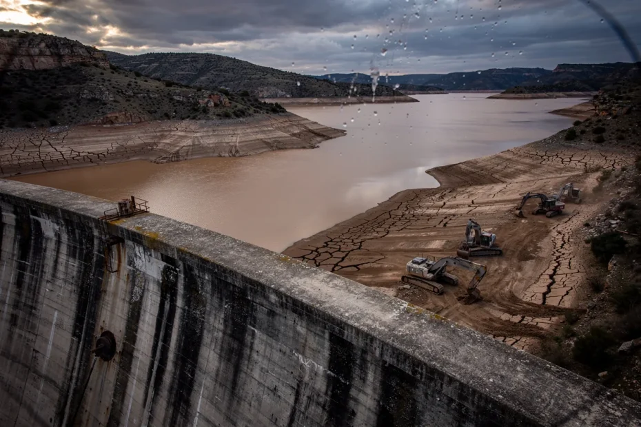Muri del 1950, sedimenti del 2026: il disallineamento tecnico che sta uccidendo in silenzio i bacini spagnoli
